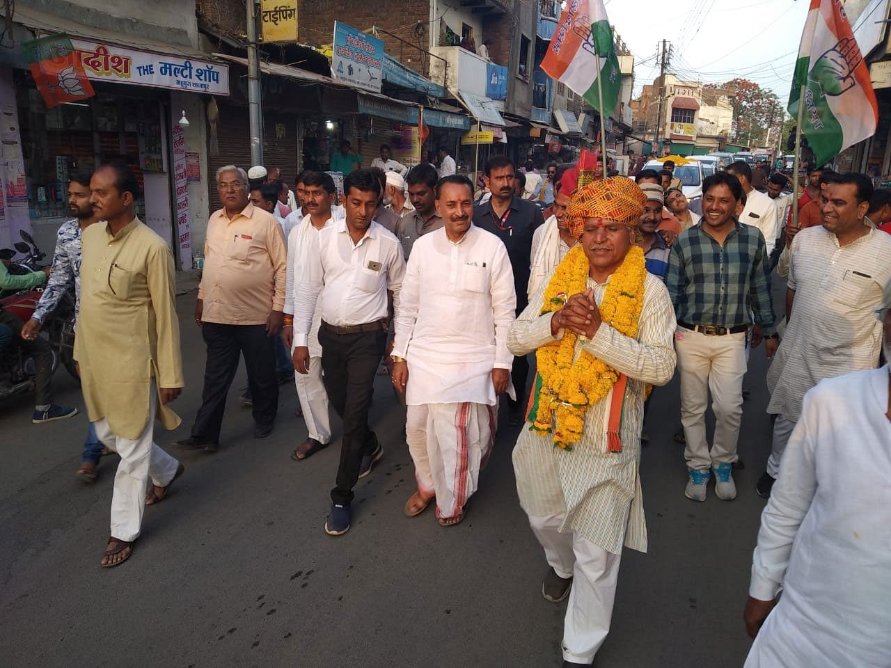 Tipaniya, on the other hand, breaks into a song on demand in the street. His meetings are attended by many women who have taken a liking to his devotional songs. He appeals for votes in between the songs. DH photo