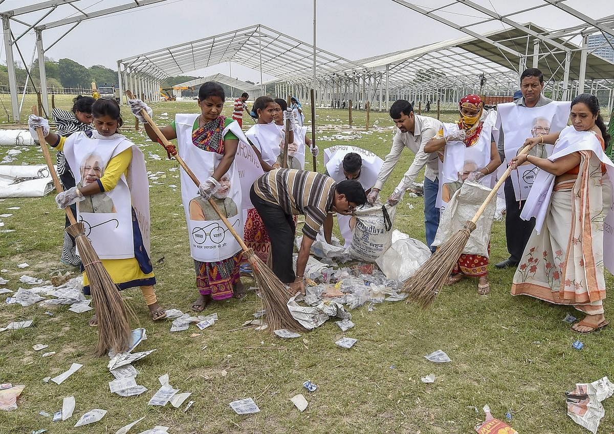 Kolkata: BJP supporters participate in 'Swachh Bharat Abhiyaan' at Brigade parade ground, a day after PM Narendra Modi's election campaign rally, in Kolkata,Thursday, April 04, 2019. (Photo PTI)