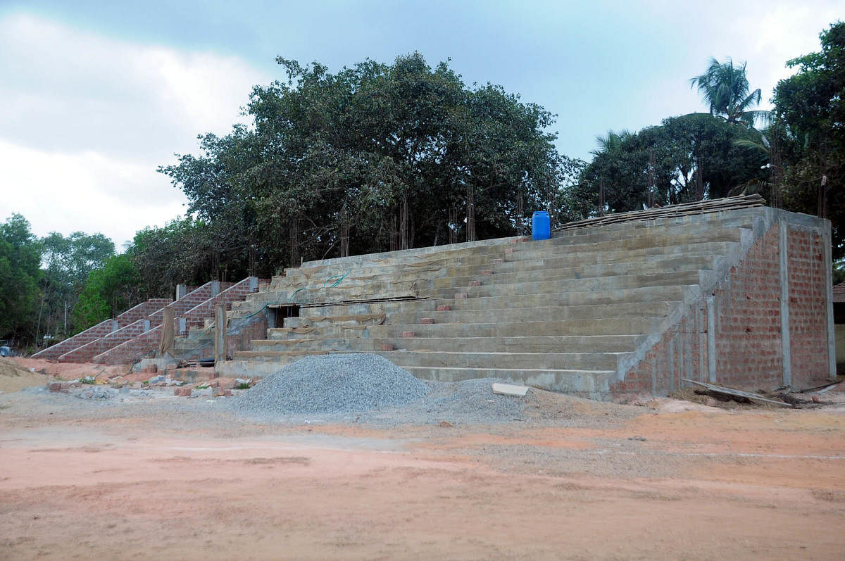 The work on construction of gallery has remained incomplete at Rajiv Gandhi Stadium at Bastipadpu in Hejamadi.