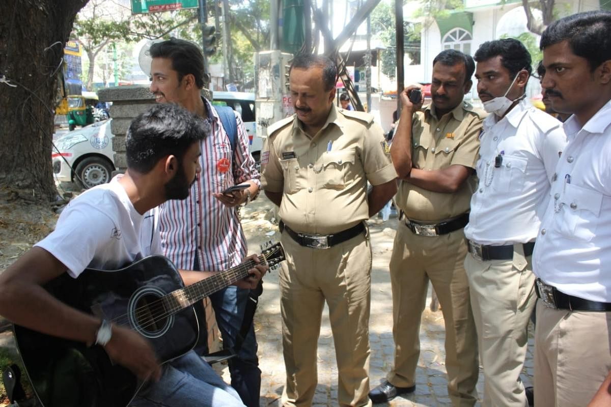 Volunteers played musical instruments to entertain the traffic policemen as a mark of gratitude for their service last year.