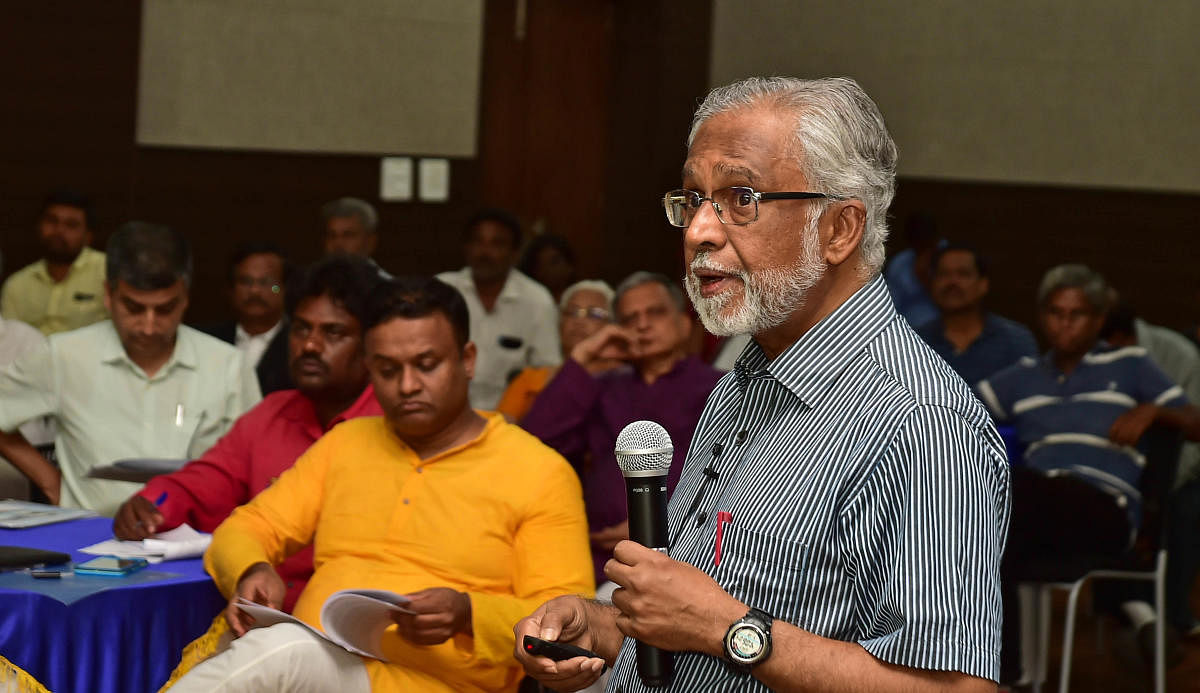 Former IAS officer V Balasubramanian speaks at a seminar ‘Governing Bangalore Metropolis’ on Saturday. DH PHOTO/RANJU P