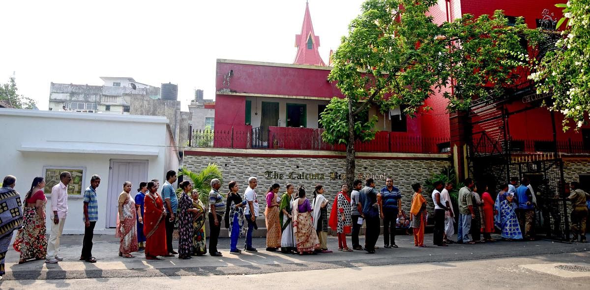 Indian voters queue to cast their votes at the Calcutta Boy's School in Kolkata on May 19, 2019, during the 7th and final phase of India's general election. (Photo by AFP)