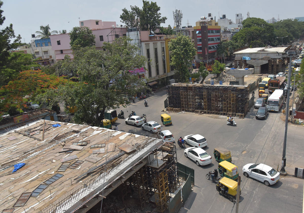 The Chord Road flyovers are part of the signal-free corridor between Tumakuru Road and Mysuru Road. The picture shows the under-construction flyover at Dhobi Ghat Junction. DH PHOTO/B H SHIVAKUMAR