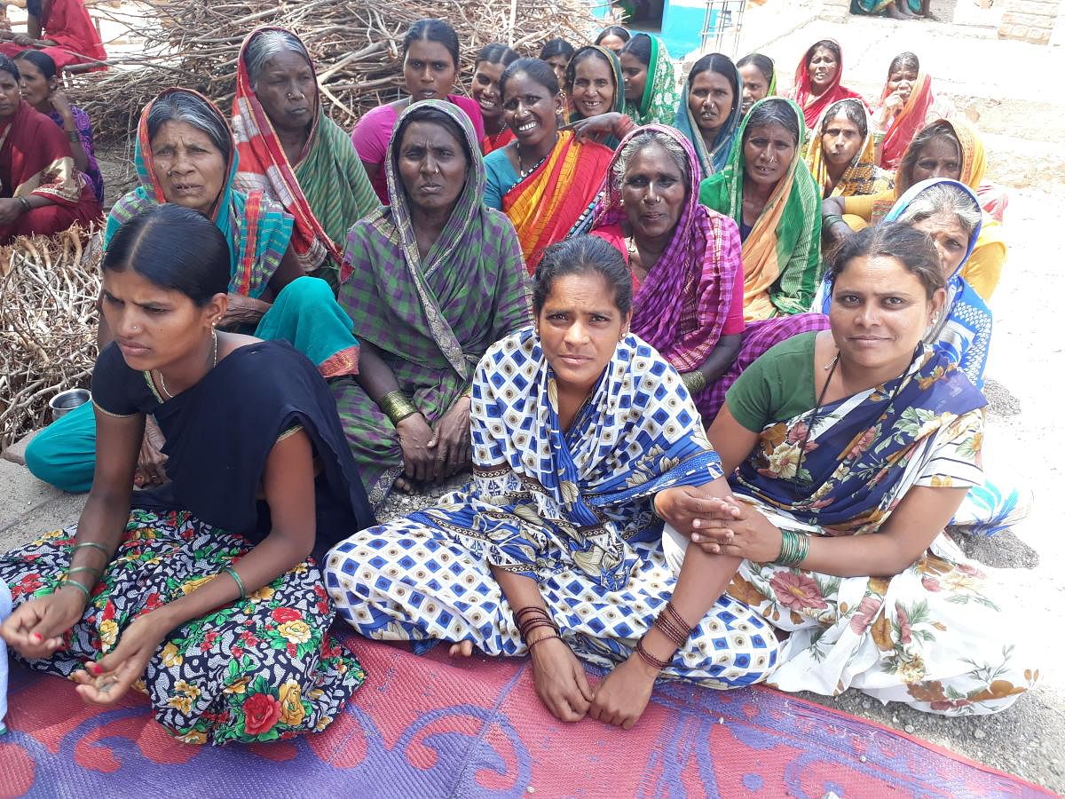 Women at a discussion on their fight against sale of unlicensed liquor at Yadlapur village, Raichur. dh photo/Anitha Pailoor