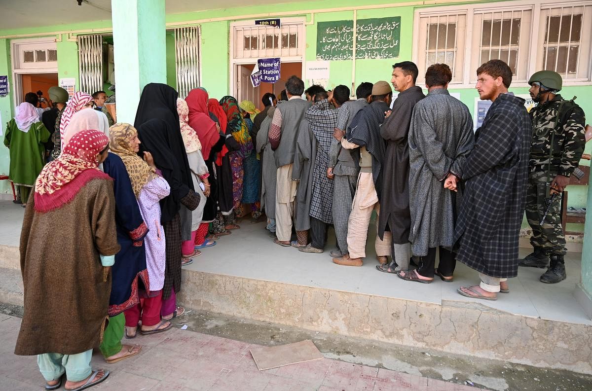 Kashmiri voters queue up to cast their vote at a polling station during the fourth phase of India's general elections at Damhal Hanjipora Kulgam district, south of Srinagar on April 29, 2019. (AFP File Photo)