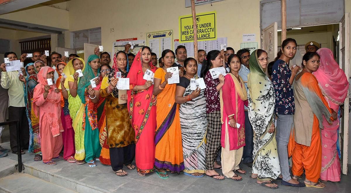 Voters stand in queues at a polling booth. (Photo PIB)