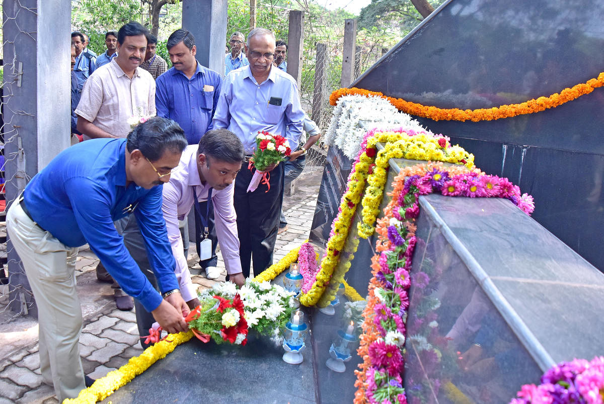 Deputy Commissioner Sasikanth Senthil, Airport director Abraham Khosy place flowers at air crash memorial, in Kuloor on Wednesday.