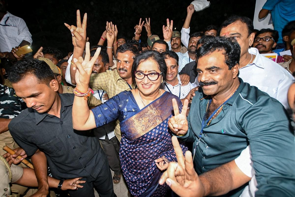 Independent candidate Sumalatha Ambareesh flashes the victory sign after defeating JD(S) candidate Nikhil Kumaraswamy, son of Chief Minister H D Kumaraswamy, in the Mandya Lok Sabha seat on May 23, 2019. PTI