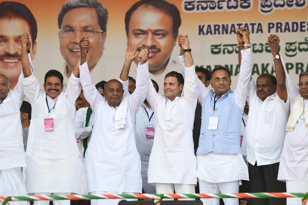 Congress president Rahul Gandhi seen with former Prime Minister and JDS Supremo, HD Deve Gowda, CM HD Kumaraswamy, Congress leaders Siddaramaiah, KC Venugopal and others. (Photo TPML)