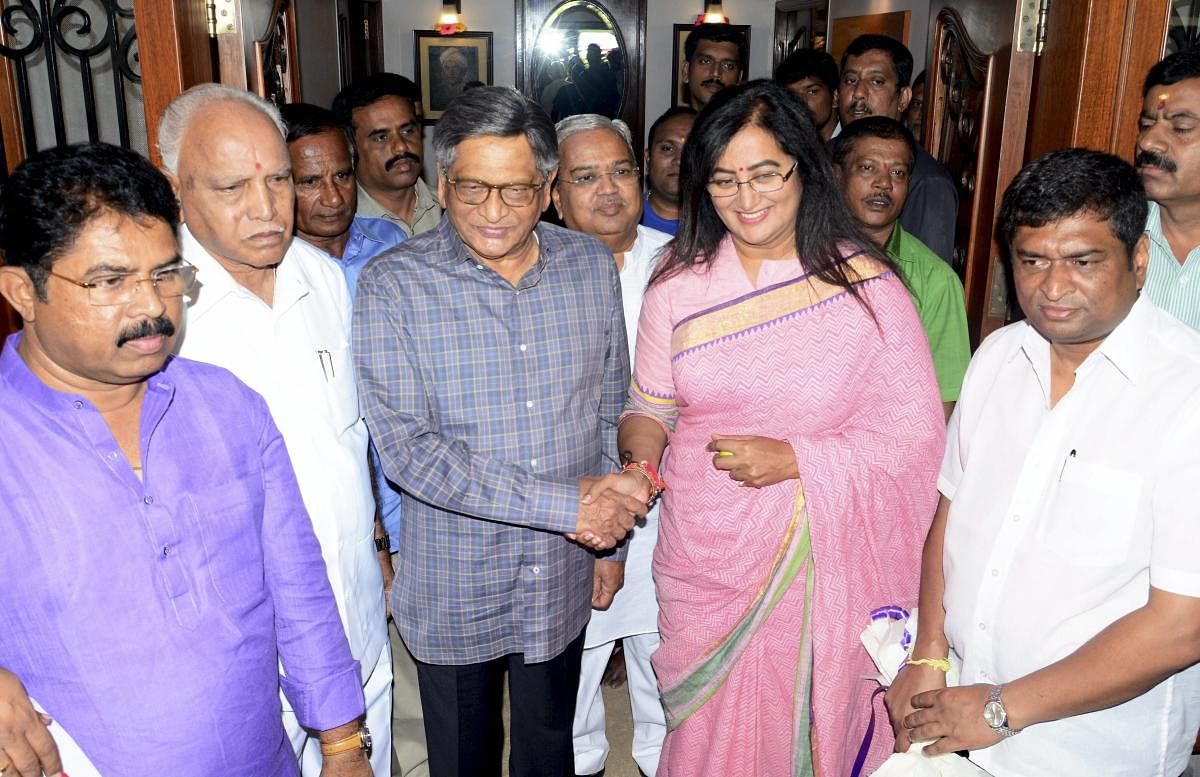 Bengaluru: Newly-elected Mandya MP, Sumalatha Ambareesh, meets BJP state president BS Yeddyurappa and senior leader SM Krishna, in Bengaluru, Sunday, May 26, 2019. Ambareesh is the first ever woman independent MP elected in Karnataka. (PTI Photo)