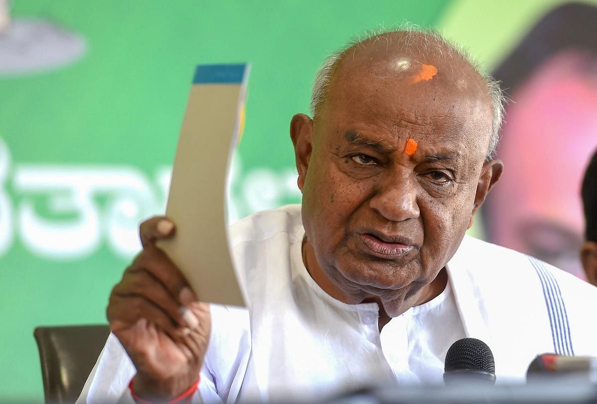 Bengaluru: Former Prime Minister and JD(S) chief HD Deve Gowda addresses a press conference, in Bengaluru, Saturday, Jan 05, 2019. (PTI Photo/Shailendra Bhojak)