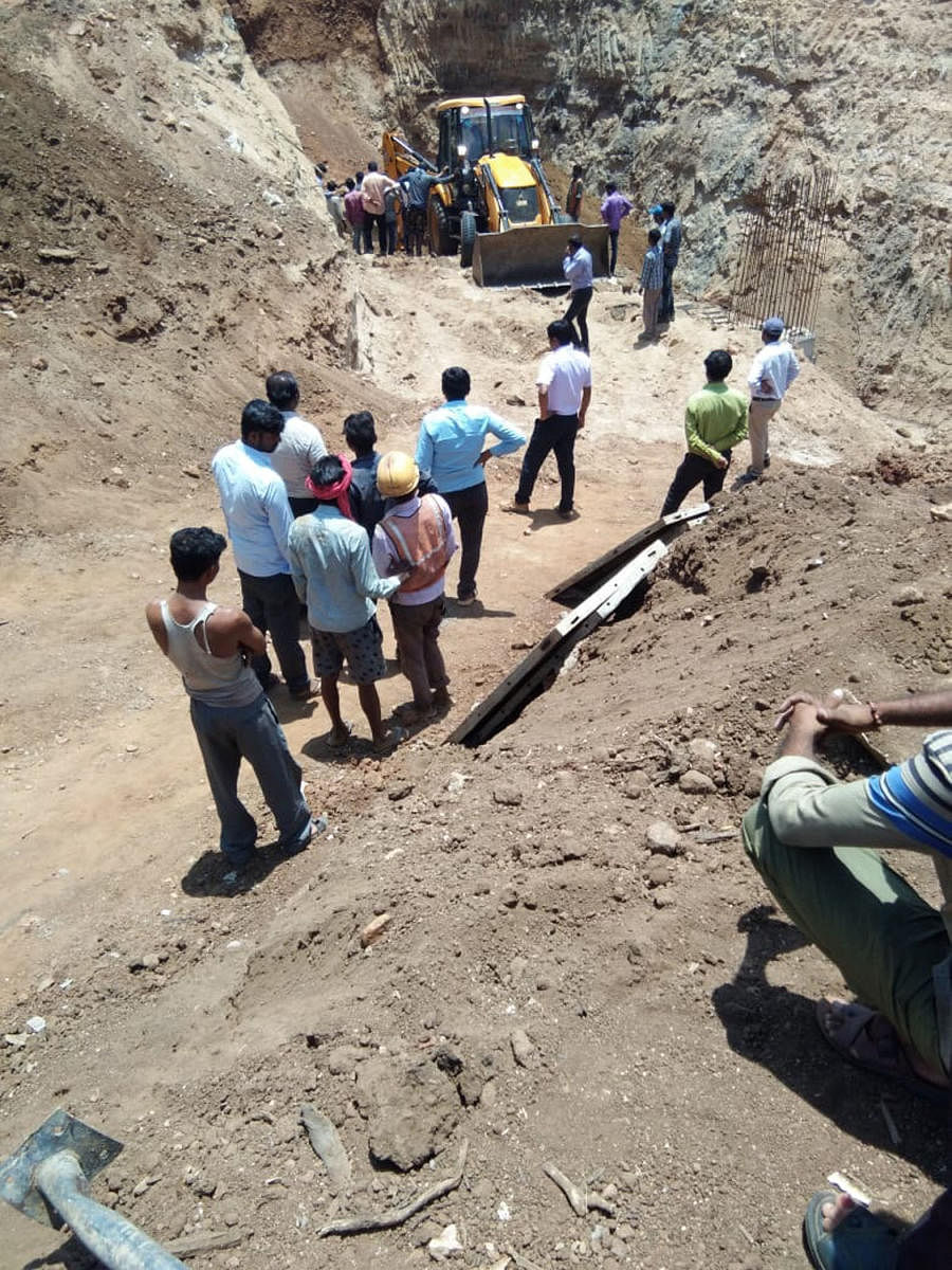 The construction site where three labours were killed under the debris after mud caved in on them at the outkrirts of Desur village in Belagavi taluk on Monday. DH Photo