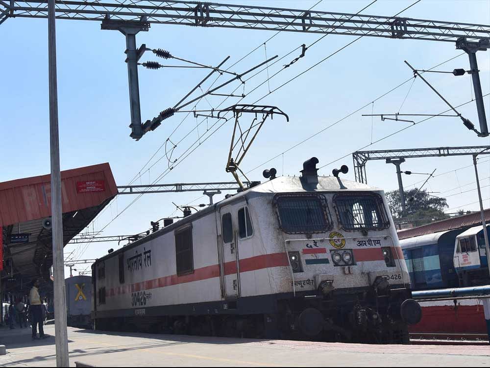 The techies realised that they were robbed only the following morning when they woke up after the train reached Kacheguda railway station.