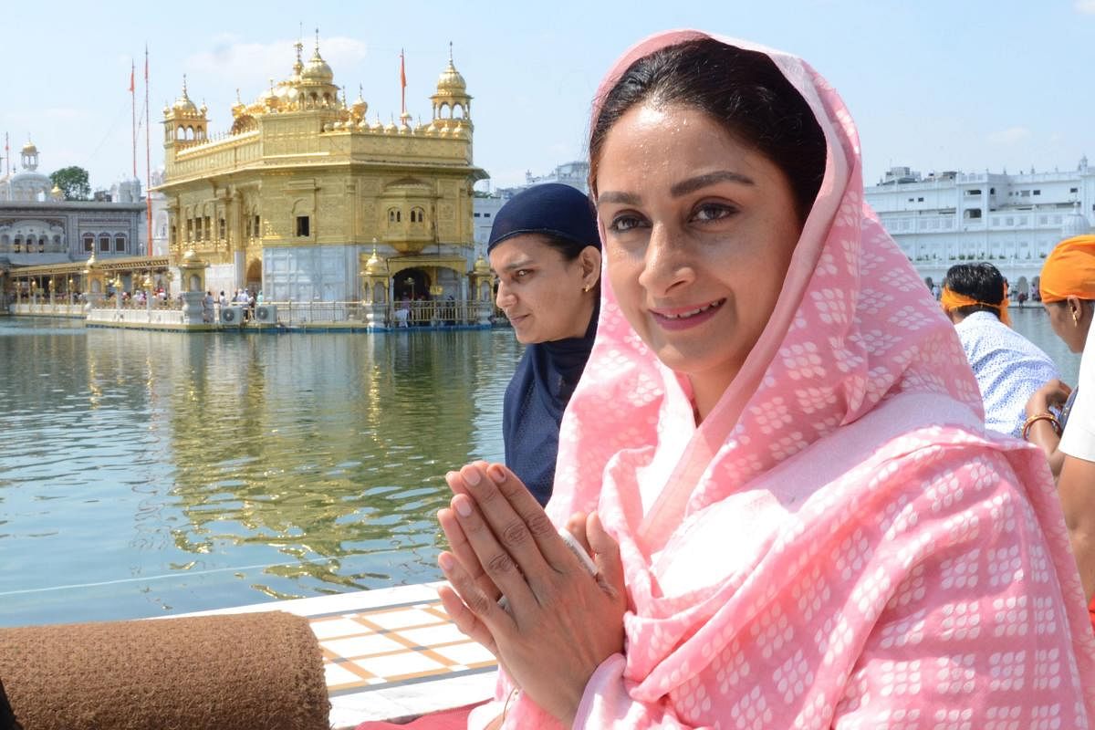 The winning candidate for Bathinda constituency Harsimrat Kaur Badal (C) pays her respects at the Golden Temple the day after India's general election results, in Amritsar May 24, 2019. (Photo by NARINDER NANU / AFP)