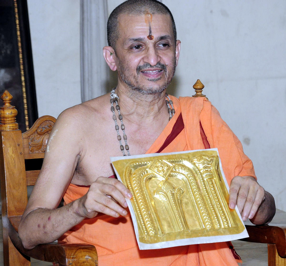 Paryaya Palimaru Mutt pontiff Sri Vidhyadheesha Theertha Swami showcases the gold to be used for Suvarna gopura.