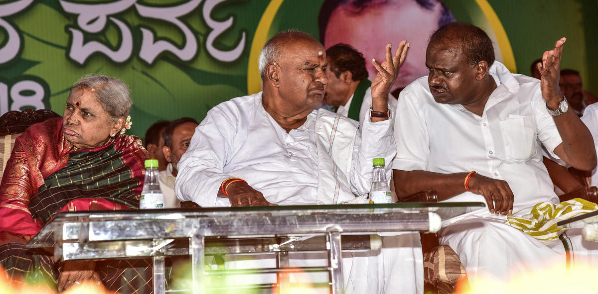JD(S) supremo H D Deve Gowda and H D Kumaraswamy. (DH File Photo)