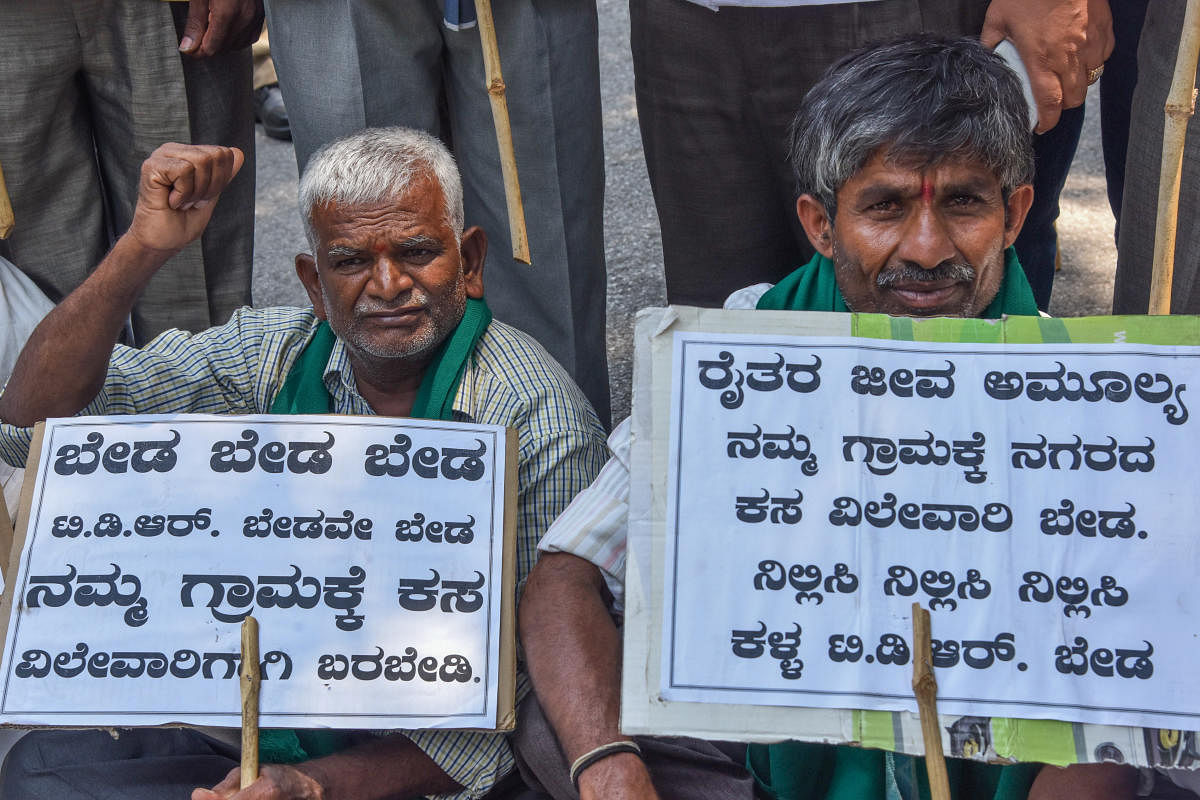 Farmers from Kodiyala Karenahalli, Bidadi Hobli, stage a protest against transfer of lands as per the controversial TDR norms in front of the BBMP office in Bengaluru. DH File/S K Dinesh