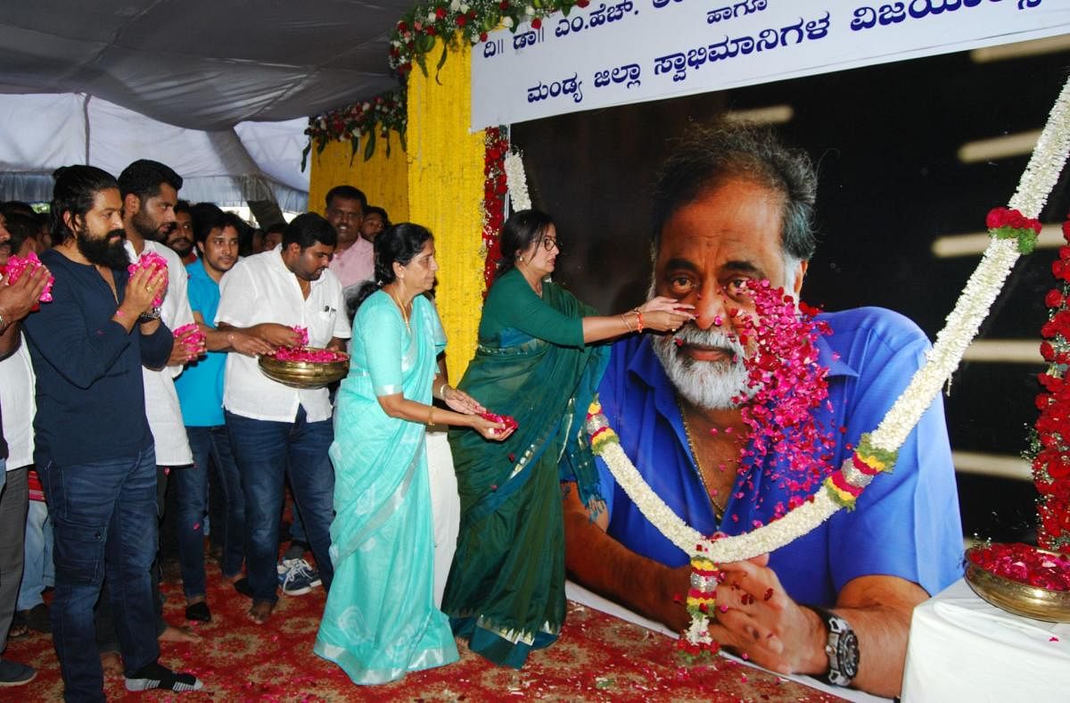 Mandya MP-elect Sumalatha Ambareesh offers floral tribute to the portrait of Ambareesh during a thanksgiving convention in Mandya on Wednesday. DH PHOTO
