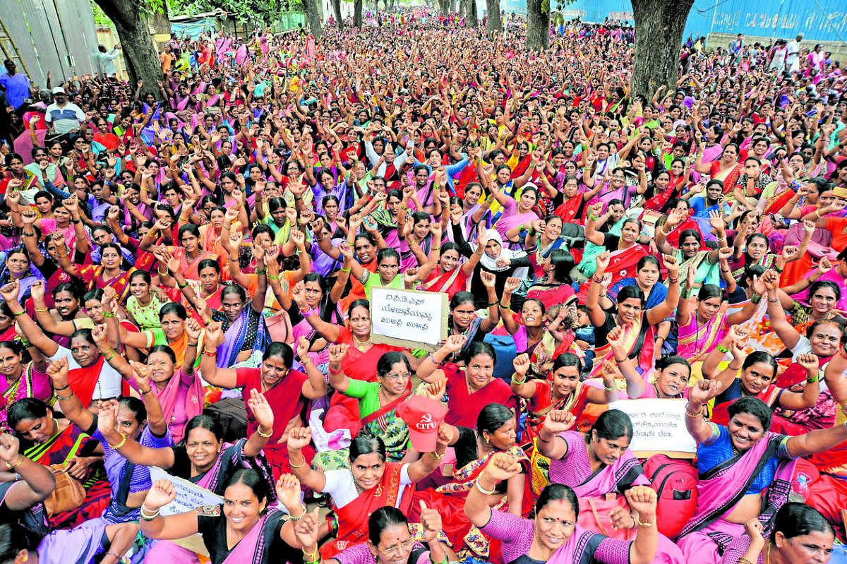 Thousands of anganwadi workers from across the state stage a dharna in front of the Freedom Park in Bengaluru on Thursday, urging the government not to introduce kindergarten classes in its schools. DH Photo