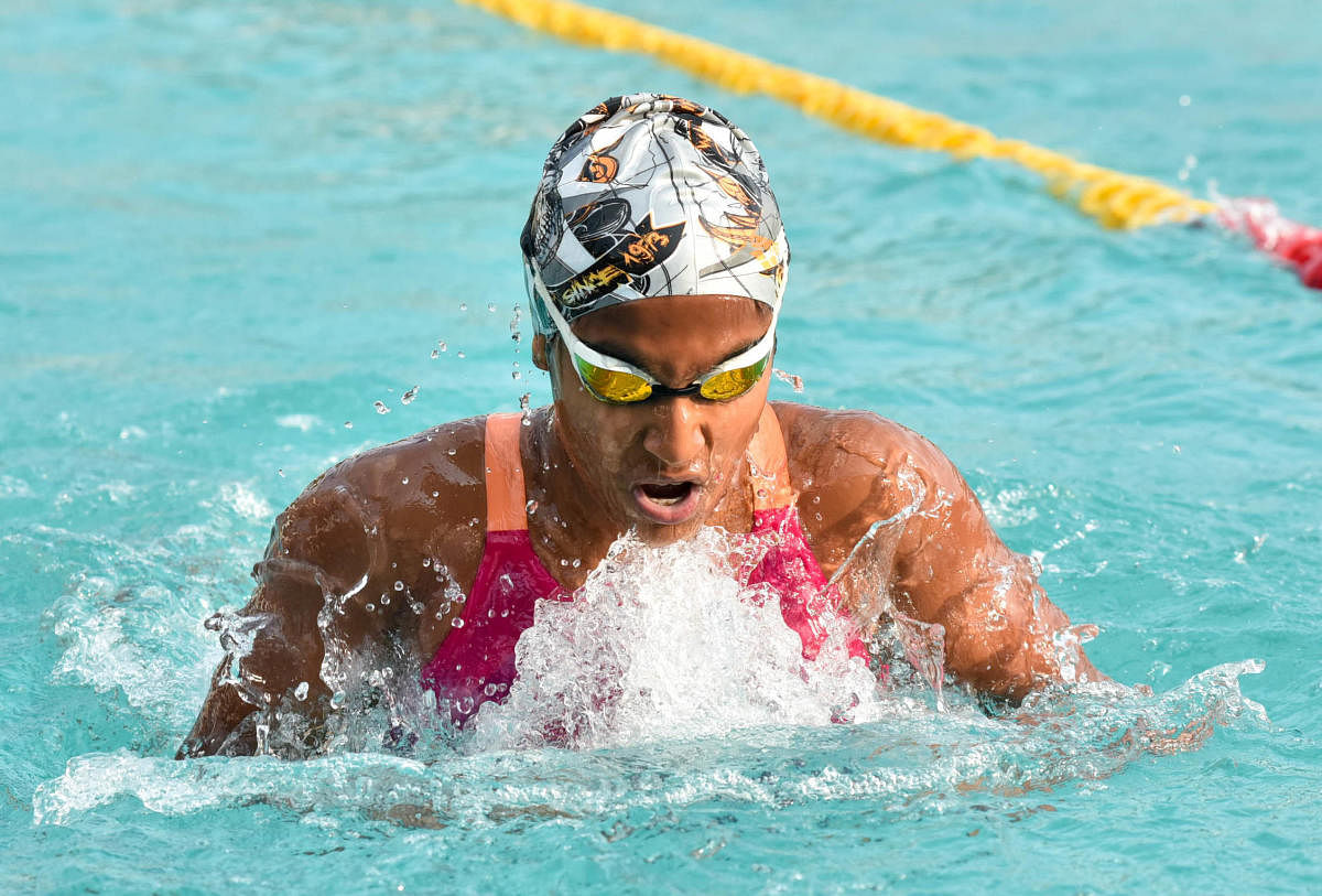 FINE SHOW Arushi Manjunath of Dolphin Aquatics powers her way to the gold in the girls’ Group I 100M breaststroke event on Thursday. DH PHOTO