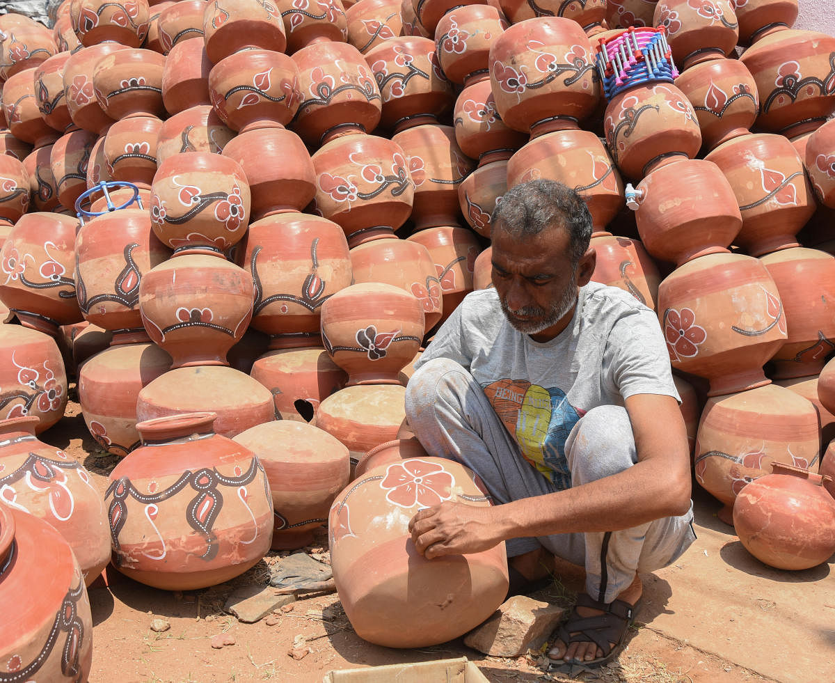 Clay pots vendor seen preparing the water pots for sale in Davangere. DH Photo/Anup R Thippeswamy