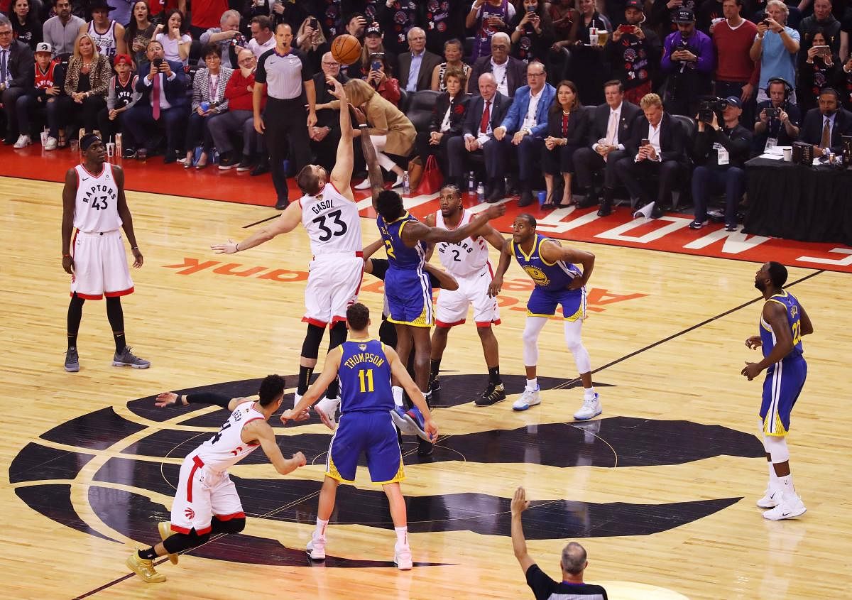 Marc Gasol #33 of the Toronto Raptors and Jordan Bell #2 of the Golden State Warriors battle for the opening tip-off during Game One of the 2019 NBA Finals at Scotiabank Arena on May 30, 2019 in Toronto, Canada. (AFP Photo)