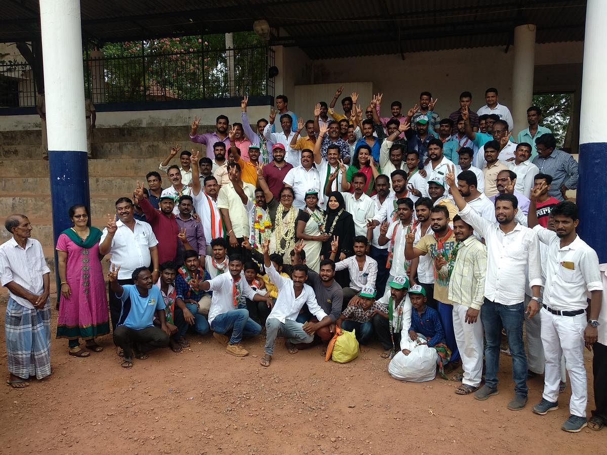 The Congress and JD(S) candidates and workers celebrate victory in ULB poll for Mulki Town Panchayat. The Cong-JD(S) combine has won in 10 wards while the BJP has bagged 8 seats. DH PHOTO