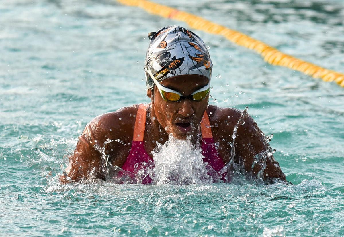 GOLDEN SWIM: Arushi Manjunath of Dolphin Aquatics en route to her gold medal in the 50M breaststroke (Group I) on Saturday. DH PHOTO / SAVITHA B R