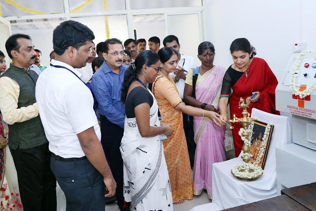 Shraddha Amith, daughter of Dharmasthala Dharmadhikari Dr Veerendra Heggade, inaugurates the napkin unit at the SDM College of Engineering and Technology, Ujire.