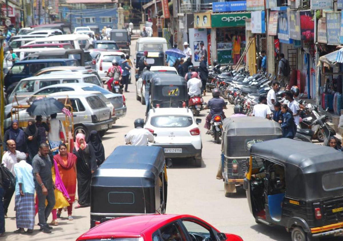 The high density of vehicles on College Road in Madikeri.