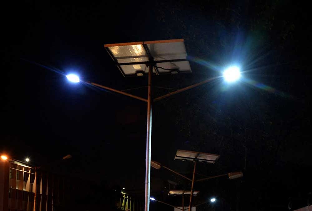 The gang asks residents to pay Rs 8,000 to Rs 10,000 for LED lights, saying they are compulsory from the department. They issue a receipt for the money and ask the residents to collect the lights from the local Bescom office. (DH File Photo)