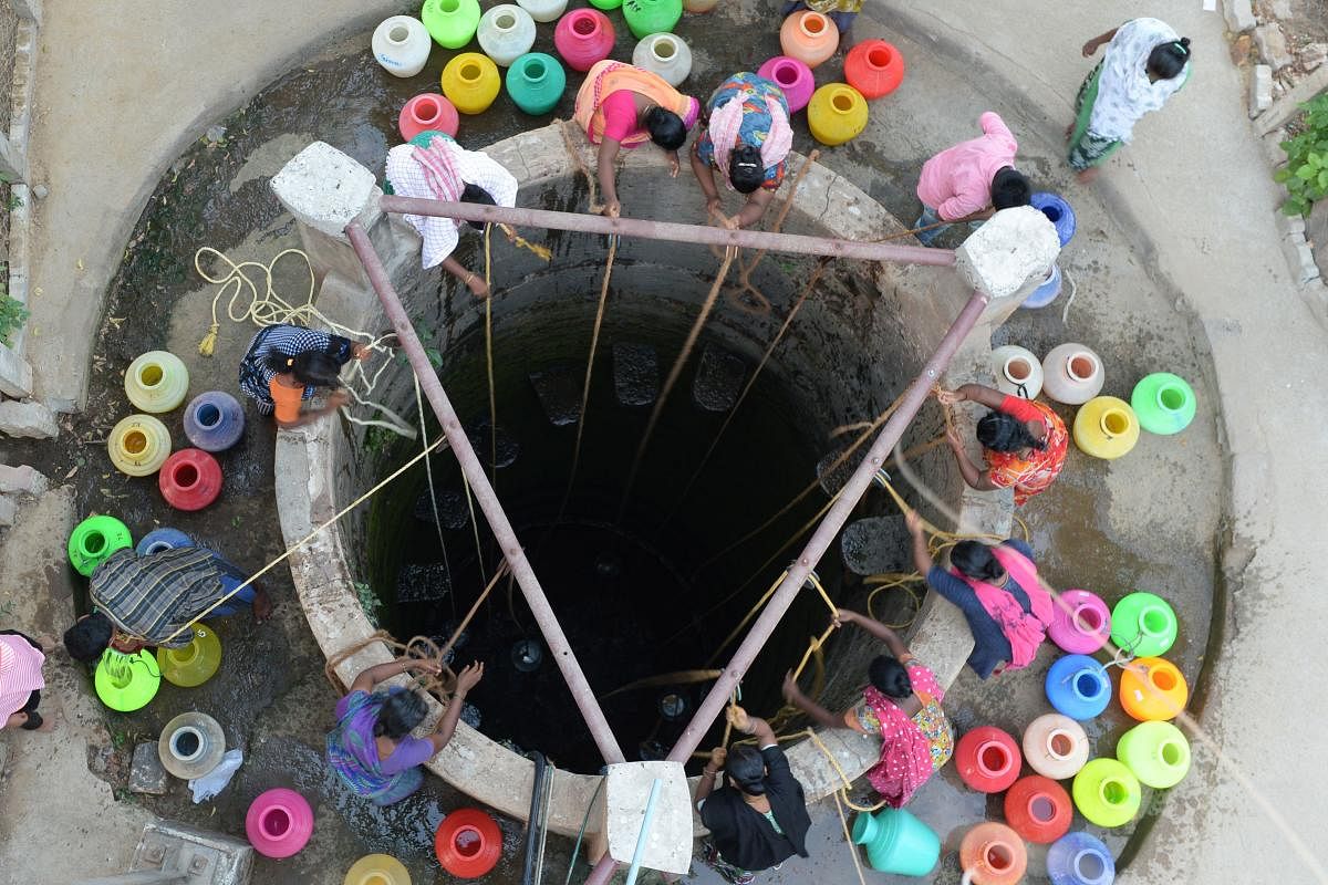 Indian residents fetch drinking water from a well in the outskirts of Chennai on May 29, 2019. - Water levels in the four main reservoirs in Chennai have fallen to one of its lowest levels in 70 years, according to Indian media reports. (Photo AFP)
