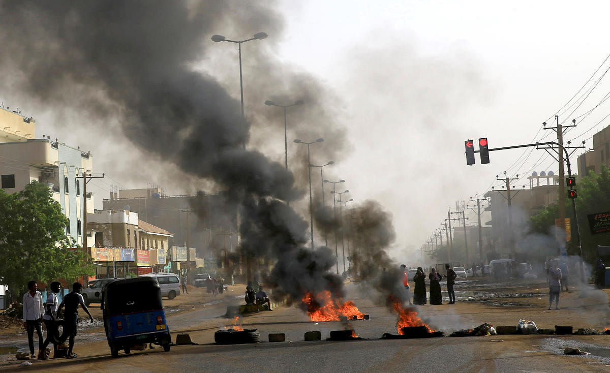Sudanese protesters use burning tyres to erect a barricade on a street, demanding that the country's Transitional Military Council hand over power to civilians, in Khartoum, Sudan June 3, 2019. (REUTERS/Stringer)