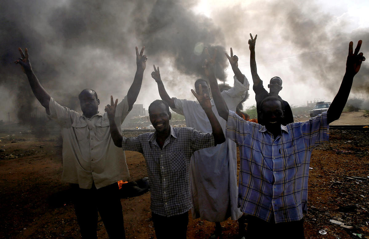 Sudanese protesters gesture as they chant slogans along a street and demanding that the country's Transitional Military Council hand over power to civilians in Khartoum, Sudan, June 3, 2019. (REUTERS/Stringer)