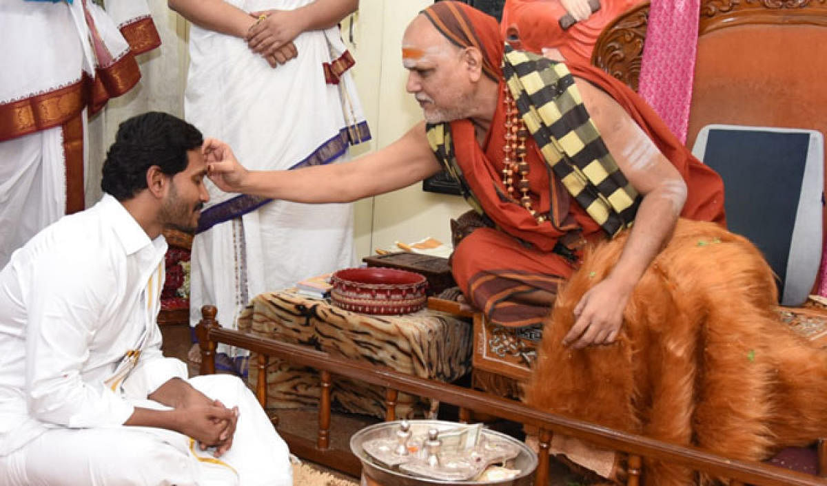 Andhra Pradesh CM YS Jaganmohan Reddy with Sarada Peeth Seer Swamy Swaroopananda in Vizag on Tuesday. DH photo