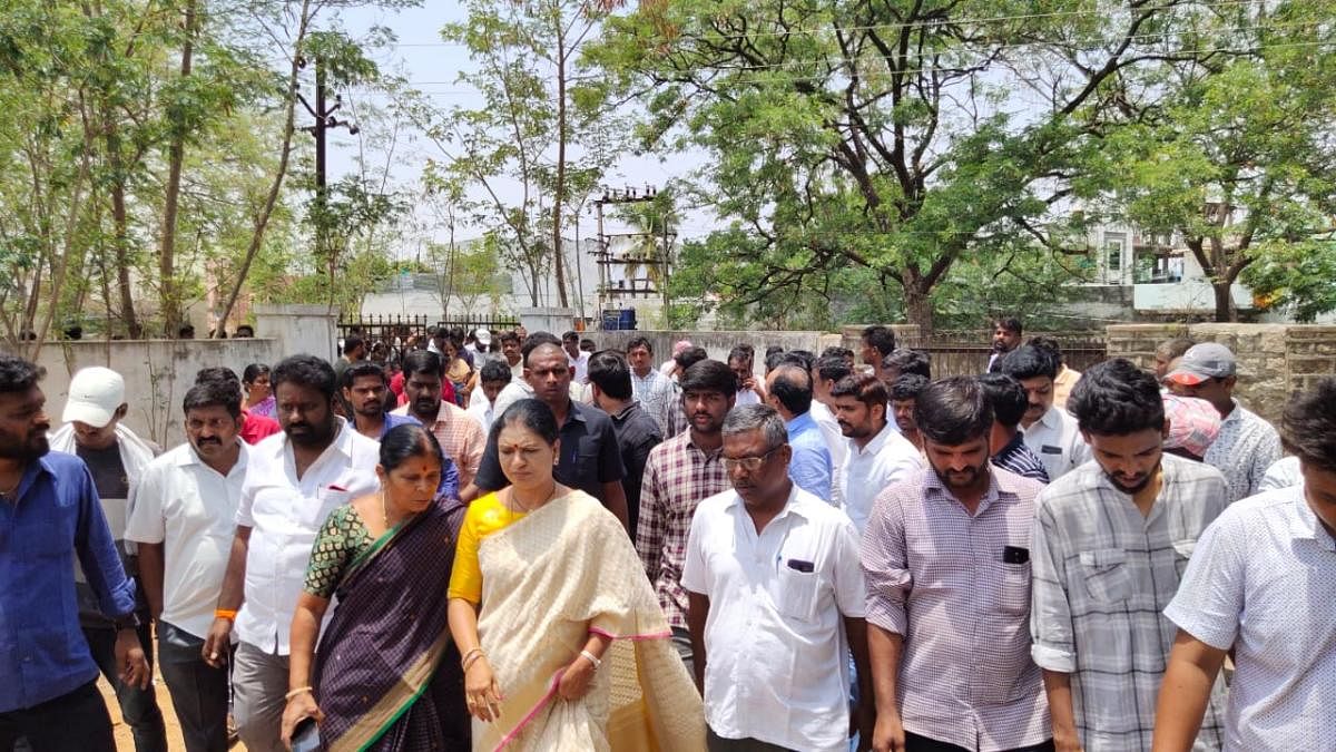 BJP leader DK Aruna leading a delegation to District SP office. DH photo