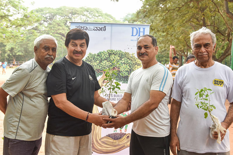 Veteran Sandalwood actor Srinath distributed seedlings to the public at Basavanagudi’s MN Krishna Rao Park. He also planted a seedling at the park. (DH Photo)