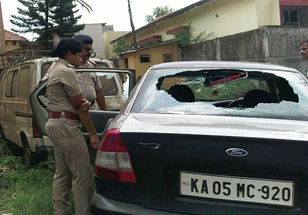 Kodagu SP Suman D Pennekar inspects the car damaged by miscreants in Somwarpet.