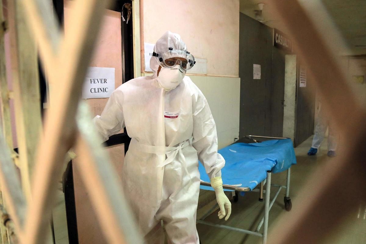 Health officials in full protective gear walk inside an isolation ward of Ernakulam Medical College in Kochi in the Indian southwestern state of Kerala on June 6, 2019. - Indian authorities in the southern state of Kerala said Tuesday that a 23-year-old s