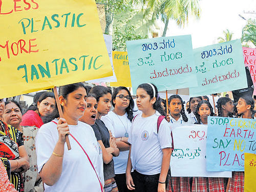 People of all ages participate in the 'Say no to plastic' wal-kathon organised by Shanthinagar Residents' Welfare Association at Shanthinagar on Saturday. DHPHOTO