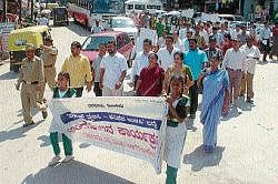 Students taking out a  rally to create awareness on ban of plastic in Madikeri. DH Photo