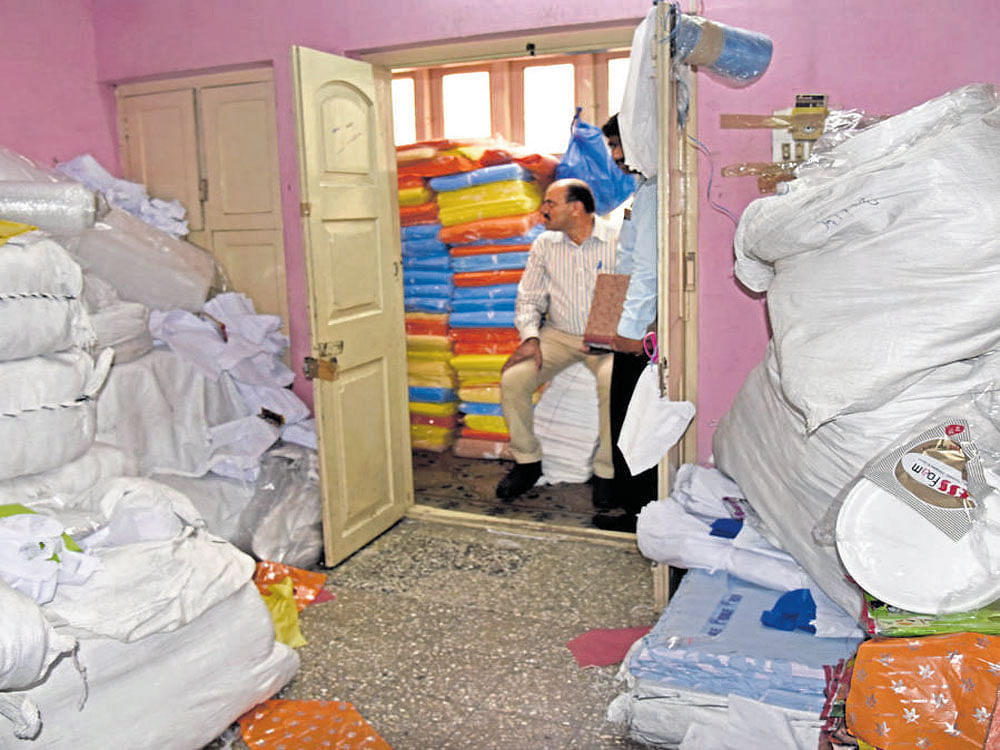 Officials of BBMP Health Department and Karnataka State Pollution Control Board seize eight tonnes of banned plastic goods from godowns in Shivajinagar. dh photo