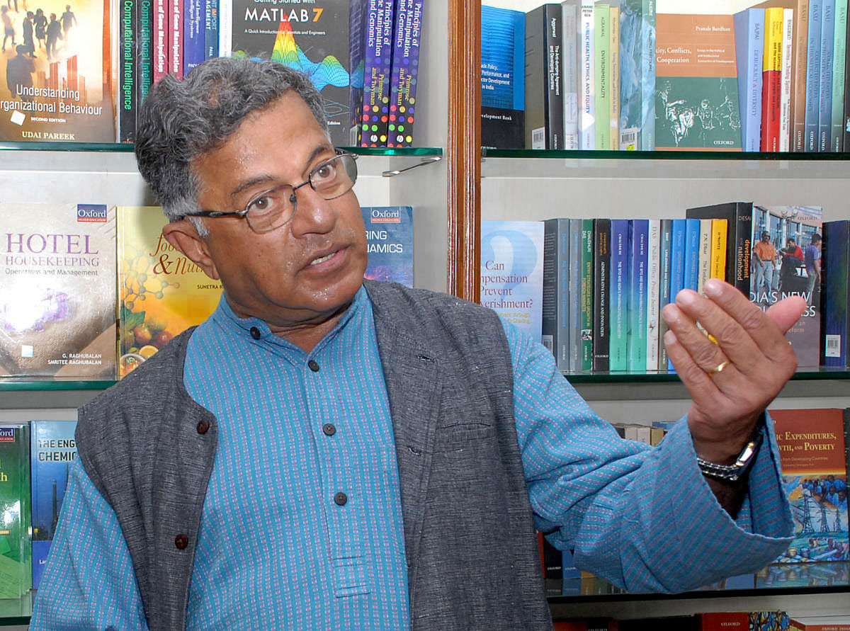 The last rites of renowned Kannada author and Jnanpith award winner Girish Karnad will be a low key and private affair including their family members and close friends. The family members of Karnad have decided to complete the last rites according to his wish. DH file photo