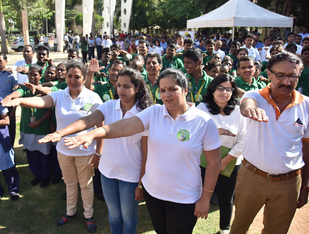     IT professionals take an oath during the World Environment Day at the Embassy Manyata Business Park on Tuesday. DH Photo/B K Janardhan