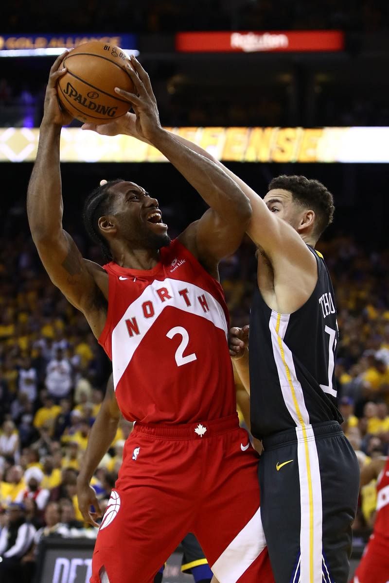 Kawhi Leonard of the Toronto Raptors (left) attempts to score past Klay Thompson of the Golden State Warriors. AFP