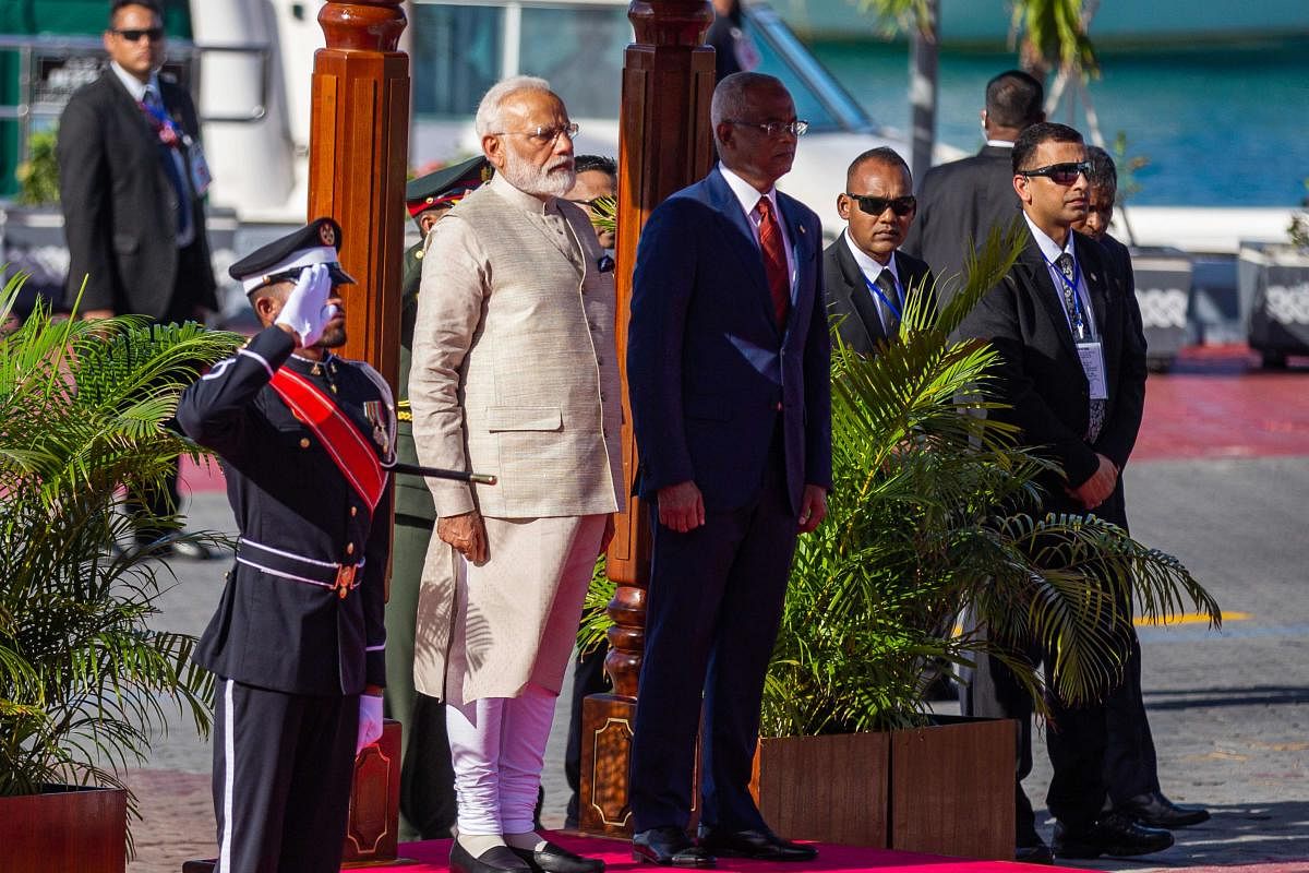 Indian Prime Minister Narendra Modi (L) stands next to Maldives' President Ibrahim Mohamed Solih during a welcome ceremony at Republic square in Maldive's capital Male on June 8, 2019. - Indian leader Narendra Modi inaugurated a coastal radar system and m