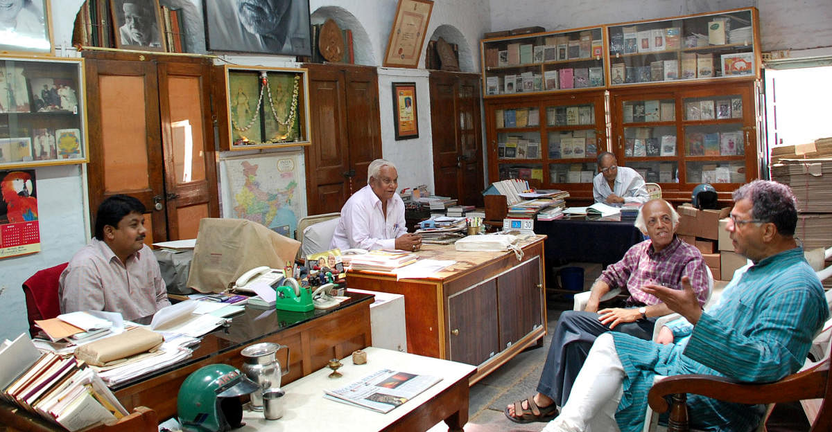 Jnanapith awardee and playwright Girish Karnad discussing literature and theatre at Manohar Granth Mala popularly known as 'Atta' in the literary circle in Dharwad. DH Photo