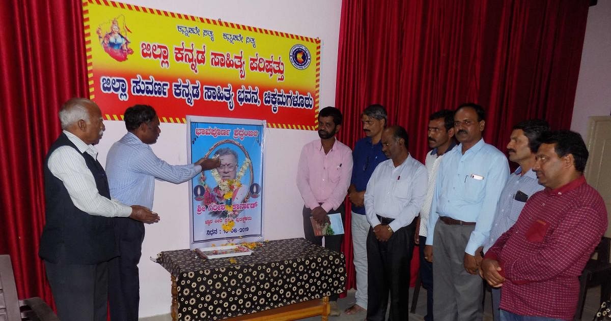 Zilla Kannada Sahitya Parishat President Kundooru Ashok pays floral tributes to a portrait of Jnanpith awardee Girish Karnad in Chikkamagaluru on Monday.