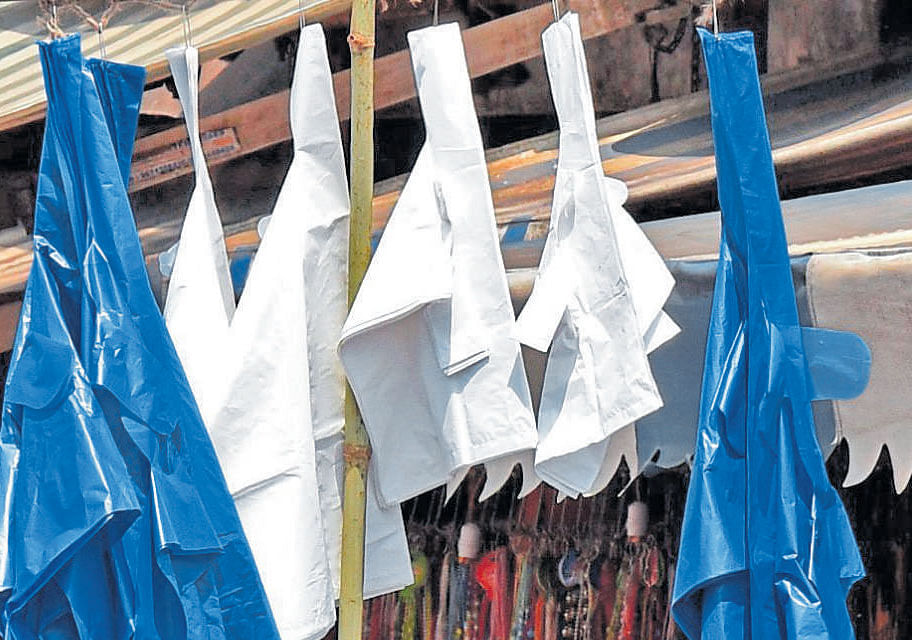 With the lifting of the poll code, the Bruhat Bengaluru Mahanagara Palike (BBMP) is preparing to act decisively against factories making thin plastic bags. DH file photo