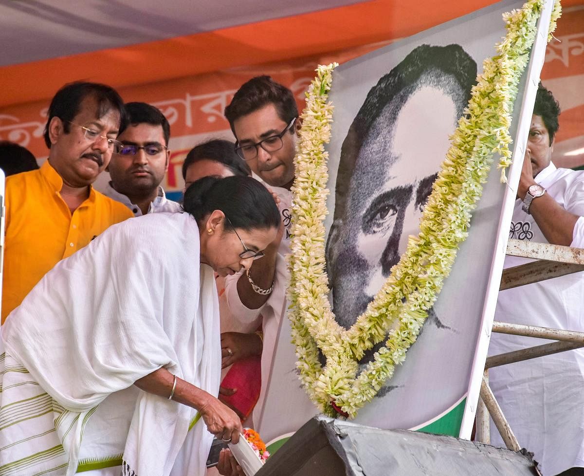West Bengal Chief Minister Mamata Banerjee pays tribute to polymath Ishwar Chandra Vidyasagar, one day after his statue was vandalised during BJP President Amit Shah's election rally, in North Parganas. (PTI Photo)